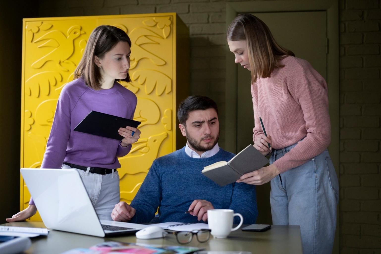 Espace de travail collaboratif chez seraphilozi avec équipe en réunion stratégique